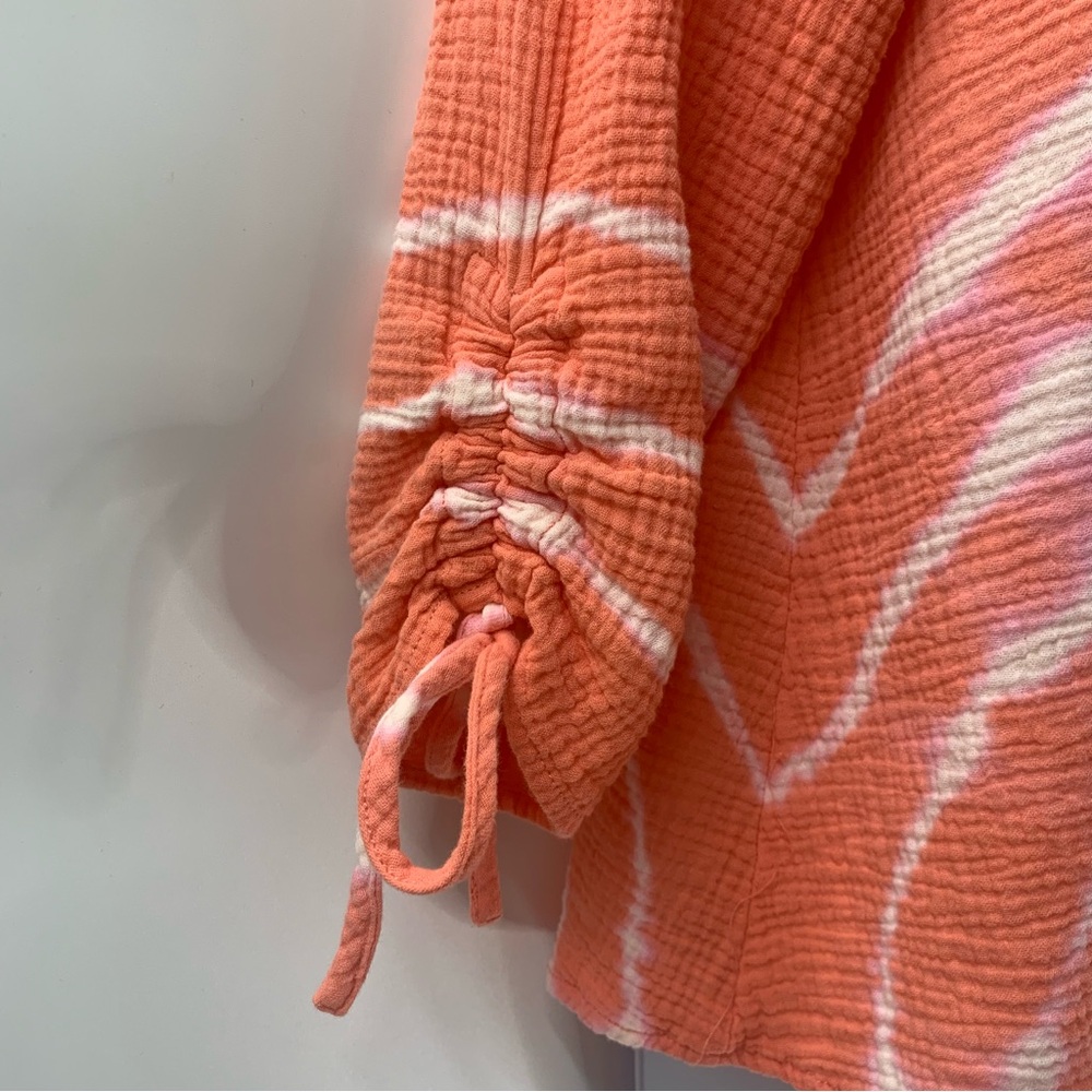 ****SOLD***Ali Miles Coral Tie Dye Textured Top with ruched sleeves size PM - Picture 4 of 6